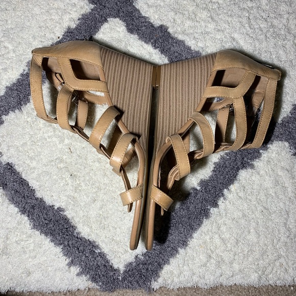 Jessica Simpson like new tan leather wedges - Picture 2 of 6